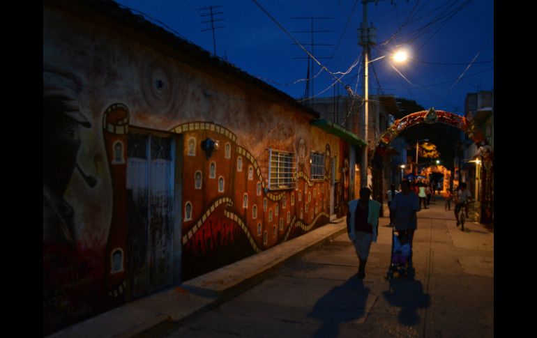 El poblado de Tixtla pintó un mural en honor a los 43 estudiantes desaparecidos. EFE / L. Ocampo