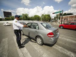 Mujeres de la Policía Vial Especializada entregarán más de 500 mil volantos en los próximos días. EL INFORMADOR / ARCHIVO