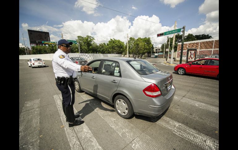 Mujeres de la Policía Vial Especializada entregarán más de 500 mil volantos en los próximos días. EL INFORMADOR / ARCHIVO