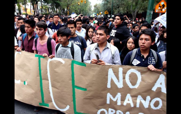 Los jóvenes se retiraron del plantón que mantenían frente a la SEP desde antes de las 11 de la mañana. NTX / ARCHIVO