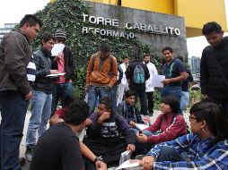 Los jóvenes esperaron afuera de la SEP para que los funcionarios recibieran su propuesta. SUN / ARCHIVO