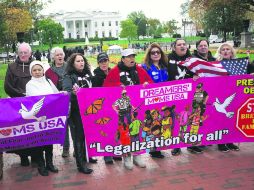 Firmes. Al menos cuatro mujeres de Dreamers Moms USA ayunarán hasta el domingo en el parque Lafayette para presionar al presidente. AFP /