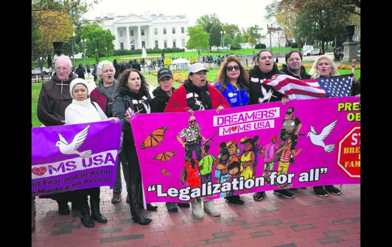 Firmes. Al menos cuatro mujeres de Dreamers Moms USA ayunarán hasta el domingo en el parque Lafayette para presionar al presidente. AFP /