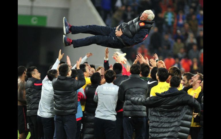 Lippi deja su lugar en el Guangzhou Evergrande después de un tricampeonato, será sustiuído por Fabio Cannavaro. AFP / C. Out