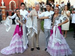 El príncipe toma parte de un baile tradicional en su visita a Campeche. AFP / C. Jackson