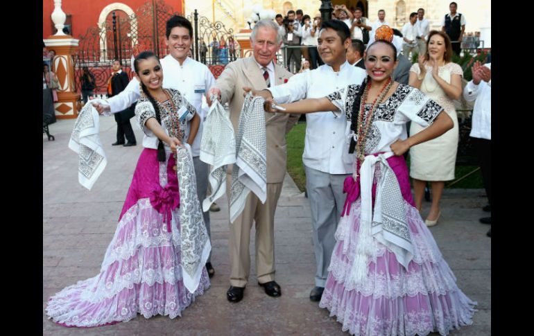 El príncipe toma parte de un baile tradicional en su visita a Campeche. AFP / C. Jackson