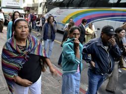 Padres de los normalistas desaparecidos acudieron a la PGR tras conocer la detención de José Luis Abarca. AFP / Y. Cortez