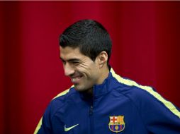 Luis Suárez debutará en Champions con el Barcelona visitando al equipo que lo llevó a Europa, el Ajax holandés. AP / P. Dejong