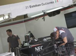 Mecánicos de la escudería Sauber trabajan en el vehículo del piloto mexicano Esteban Gutíerrez para el Gran Premio de Brasil. EFE / B. Martín