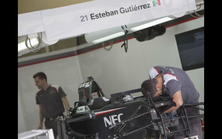 Mecánicos de la escudería Sauber trabajan en el vehículo del piloto mexicano Esteban Gutíerrez para el Gran Premio de Brasil. EFE / B. Martín