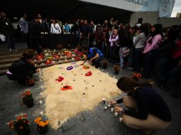 En la explanada del inmueble se colocó un altar que se dedicó a los muertos de Jalisco y de México. EL INFORMADOR / J. Mendoza