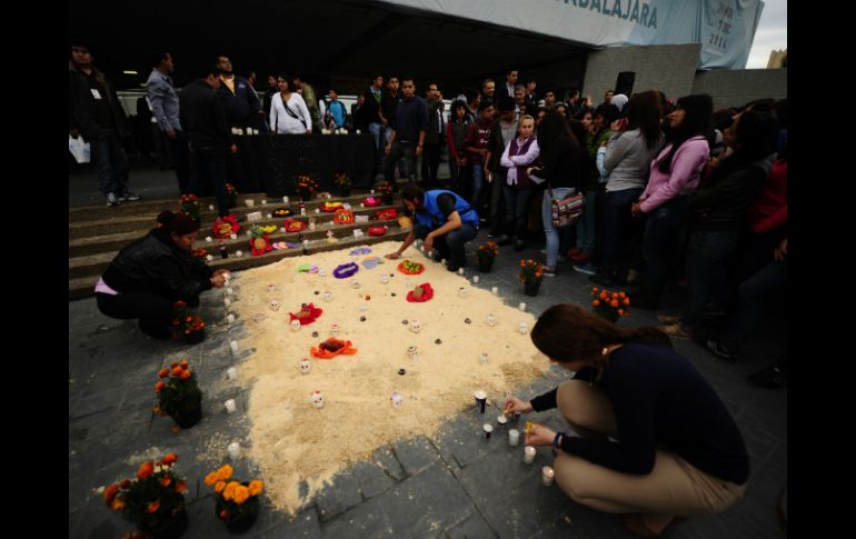 En la explanada del inmueble se colocó un altar que se dedicó a los muertos de Jalisco y de México. EL INFORMADOR / J. Mendoza