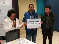 Uno de los microempresarios que fueron beneficiados por el programa 'BienEmprendo'. TWITTER / @SedecoJalisco