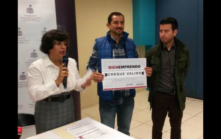 Uno de los microempresarios que fueron beneficiados por el programa 'BienEmprendo'. TWITTER / @SedecoJalisco