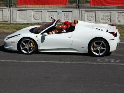 El piloto español, Fernando Alonso, conduce un  Ferrari en el Circuito de los Hermanos Rodriguez en la Ciudad de México. AP / M. Ugarte