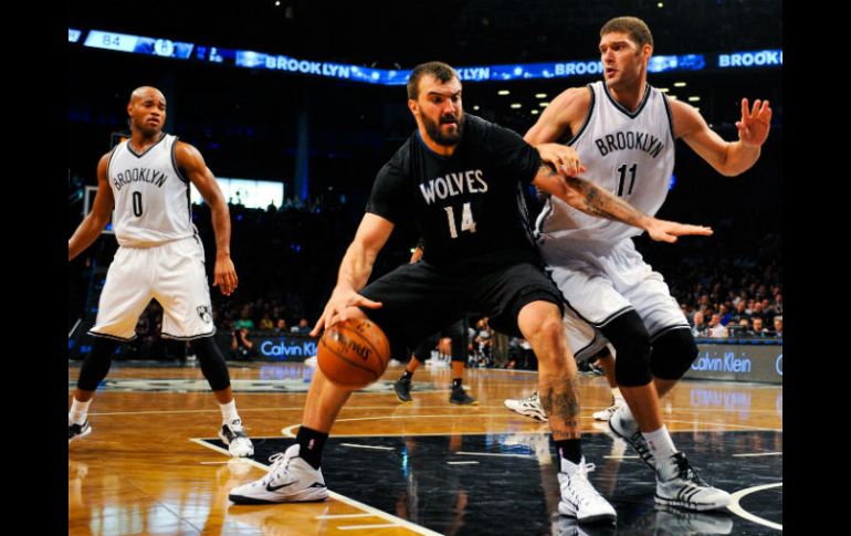 Nikola Pekovic (14) intenta duperar la marca de Brook López (11). El montenegrino aportó un doble-doble de 16 puntos. AFP / A. Goodlett