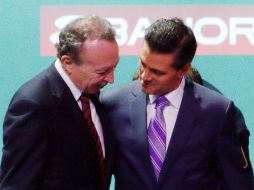 El presidente del Consejo de Administración de Banorte, Guillermo Ortiz y Enrique Peña Nieto en abrazo fraterno. NTX / C. Pereda