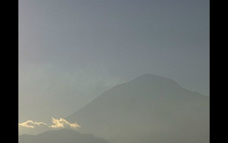 El volcán las tiene las exhalaciones más importantes a las 03:44 horas y a las 07:39 de este jueves. ESPECIAL / webcamsdemexico.com