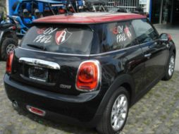 En el anuncio se observa que el Mini Cooper aún tiene las calcomanías del escudo del Atlas. ESPECIAL / zapopan.anumex.com