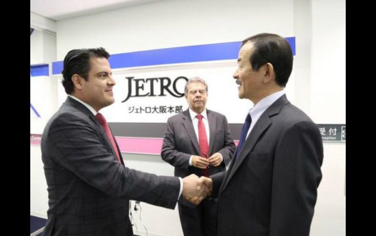 Sandoval se reunió en las oficinas de Jetro con directivos de grandes empresas de Osaka. TWITTER / @AristotelesSD