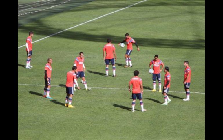 Chivas se prepara para enfrentar a los Tigres este domingo a las 17:00 horas en el Omnilife. TWITTER / @Chivas