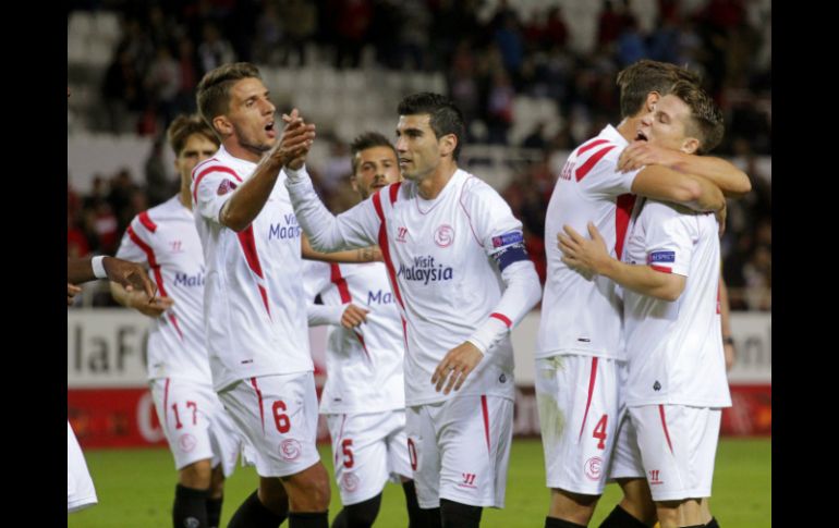 Los sevillistas logran dejar la victoria en el Estadio Ramón Sánchez Pizjuán, posicionándose en el primer lugar de la fase de grupos. EFE / P. García.