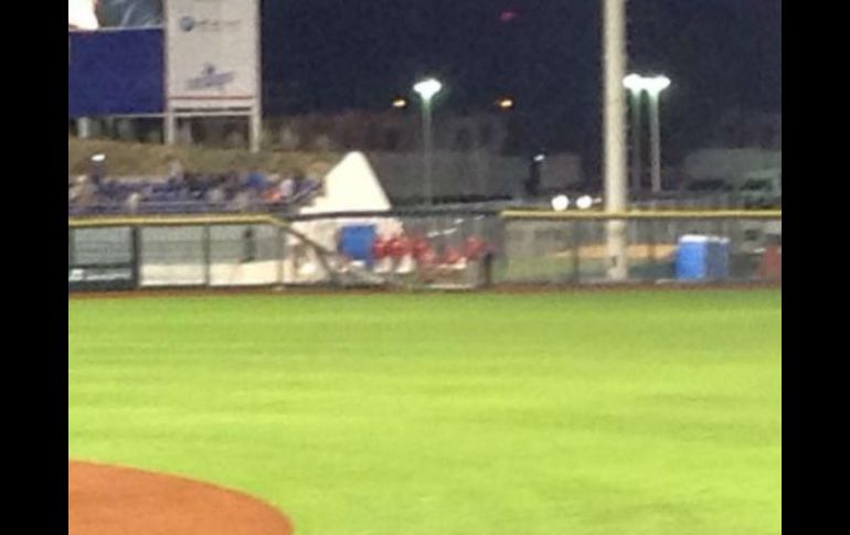 La cerca del estadio Panamericano se cayó durante el cuarto inning pero nuevamente se colocó y el juego siguió. EL INFORMADOR / J. Robles