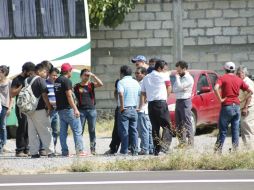 Los padres de los estudiantes desaparecidos arriban, en dos autobuses de pasajeros, al lugar del encuentro. AFP / J. Guerrero