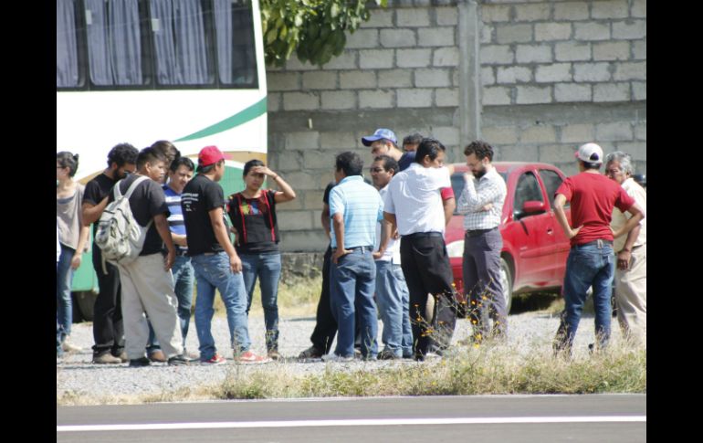 Los padres de los estudiantes desaparecidos arriban, en dos autobuses de pasajeros, al lugar del encuentro. AFP / J. Guerrero