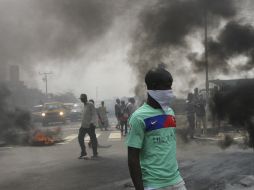 La gente se acercó a socorrer a las víctimas después de la primera detonación. AP / ARCHIVO