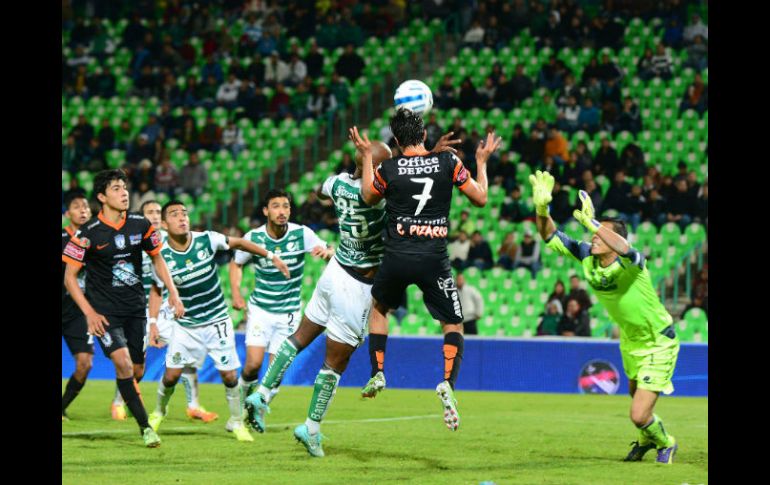 El encuentro en la comarca pintaba para un empate, pero al final el árbitro anuló el gol de Pachuca por un supuesto fuera de lugar. MEXSPORT / L. Fuentes