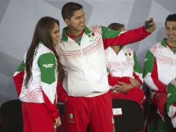 Juan René Serrano se toma una foto con la racquetbolista Paola Longoria durante el abanderamiento de la Delegación Mexicana. MEXSPORT / O. Aguilar