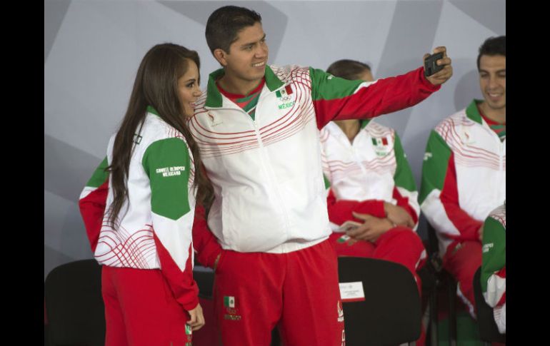 Juan René Serrano se toma una foto con la racquetbolista Paola Longoria durante el abanderamiento de la Delegación Mexicana. MEXSPORT / O. Aguilar