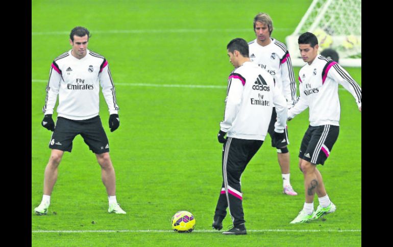 Con la presencia de Bale (izq.), se reintegra el tridente ofensivo conocido como la 'BBC', junto a Benzema y Cristiano Ronaldo. EFE / J. Lizón