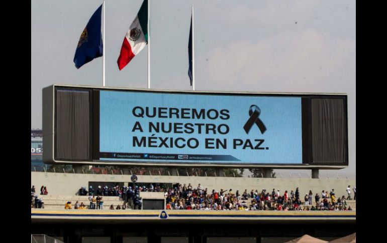 Uno de los mensajes en la pantalla gigante del Olímpico Universitario. ESPECIAL /