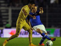 El jugador de Pumas, Ismael Sosa (i) compite por el balón con Gerarardo Torrado del Cruz Azul durante el partido en el estadio Azul. AFP / M. Calls