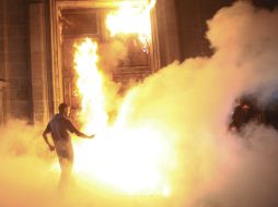 Se revisarán los videos grabados durante los hechos vandálicos en la fachada y puerta de Palacio Nacional. EFE / S. Gutiérrez