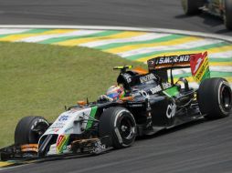 Tiene una parada obligada de cinco segundos por exceder el límite de velocidad en boxes. EFE / B. Martín