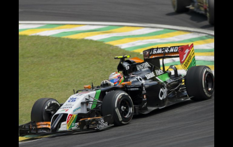 Tiene una parada obligada de cinco segundos por exceder el límite de velocidad en boxes. EFE / B. Martín