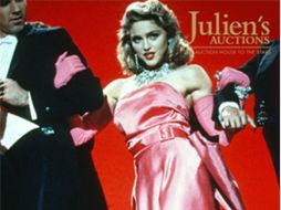 El vestido y la estola del video musical 'Material Girl' se vendieron en 73 mil 125 dólares. ESPECIAL / juliensauctions.com