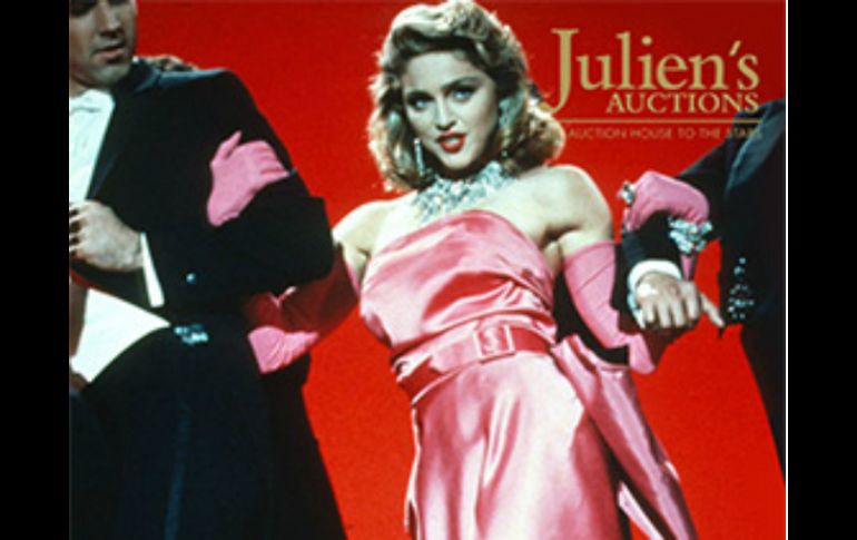 El vestido y la estola del video musical 'Material Girl' se vendieron en 73 mil 125 dólares. ESPECIAL / juliensauctions.com