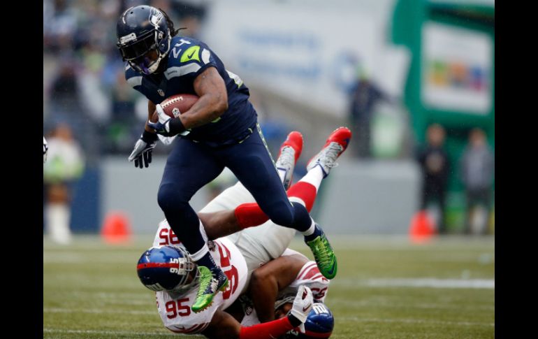 Marshawn Lynch se muestra imparable, aporta 140 de las 350 yardas por tierra de Seattle. AFP / O. Greule