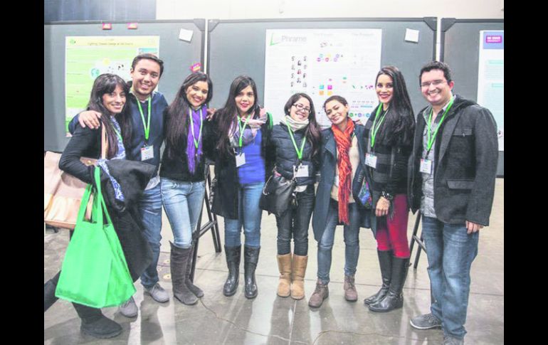 RECONOCIMIENTO. Integrantes del equipo del Tecnológico de Monterrey Campus Guadalajara; al fondo, la manta del proyecto.  / Tec de Monterrey