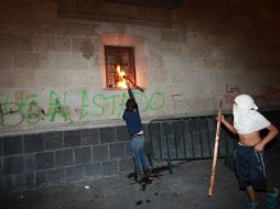 Los manifestantes grafitearon y causaron daños a la facha de Palacio Nacional. EFE / ARCHIVO