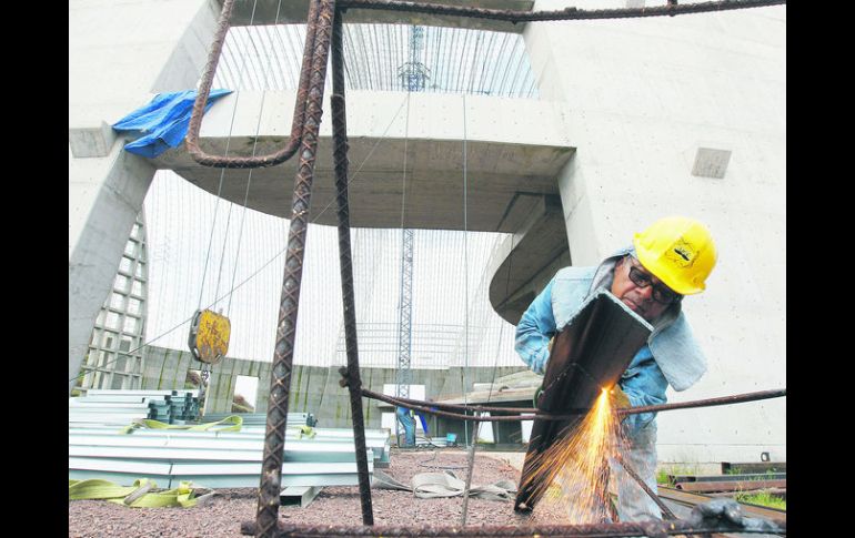 Firme. Un empleado trabaja con la herrería del Santuario. EL INFORMADOR / A. Camacho