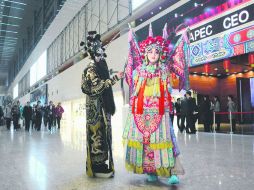 Tradición y modernidad. El folclor da la bienvenida a los asistentes a la reunión de la Apec que se lleva a cabo en China. AFP /