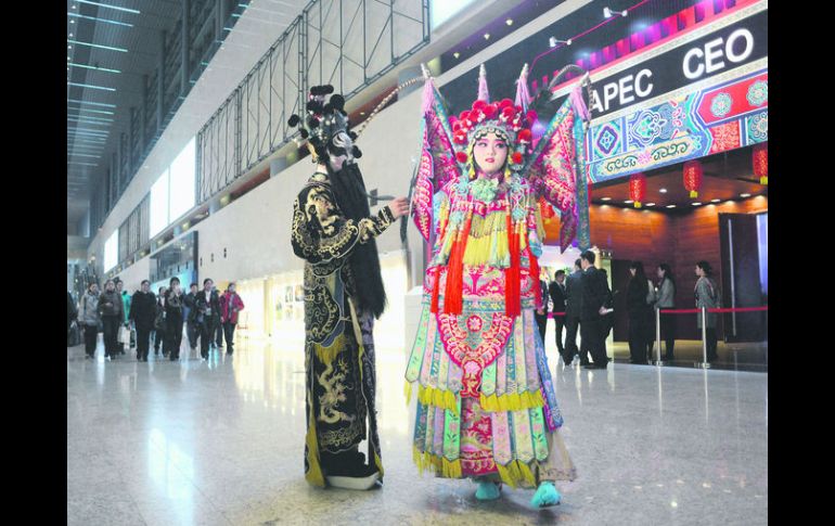 Tradición y modernidad. El folclor da la bienvenida a los asistentes a la reunión de la Apec que se lleva a cabo en China. AFP /