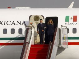 El Presidente Enrique Peña Nieto a su llegada a Beijing, acompañado de su esposa. EFE /  N. Shrestha