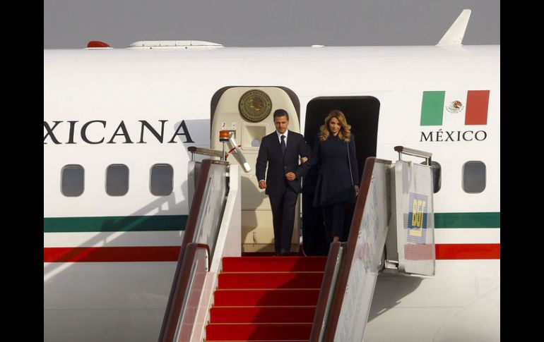 El Presidente Enrique Peña Nieto a su llegada a Beijing, acompañado de su esposa. EFE /  N. Shrestha