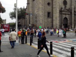 Los manifestantes gritan consignas esperando una solución a su problema. EL INFORMADOR / E. Olvera